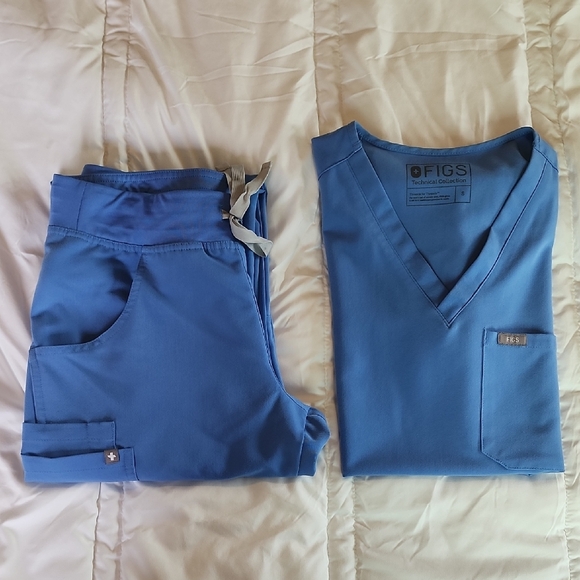 Figs Women's V-Neck Scrub Top/Pant Set in Ceil Blue - Picture 11 of 15
